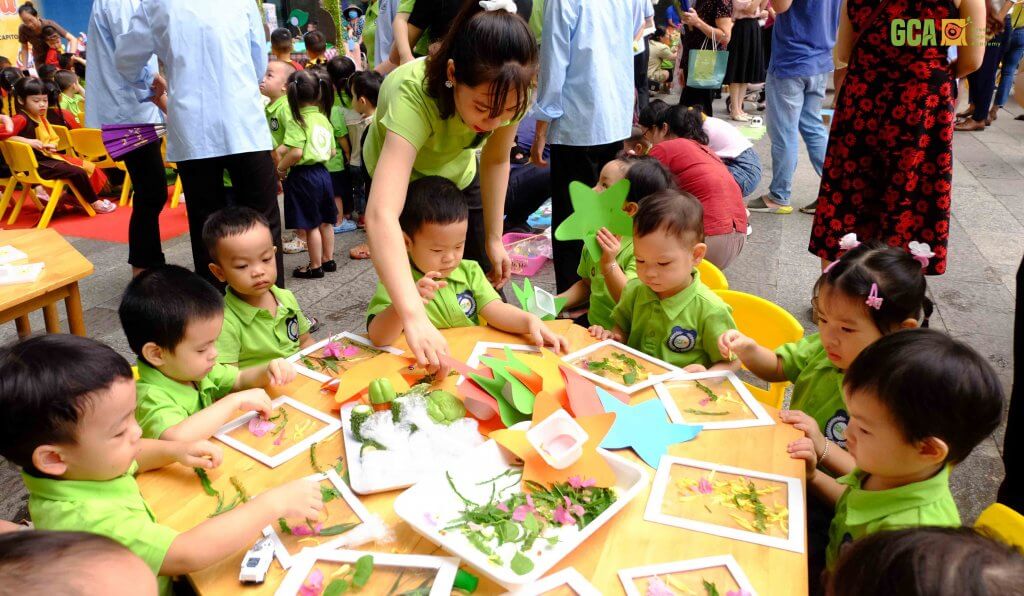 Trẻ làm tranh từ nguyên vật liệu thiên nhiên tại trung thu